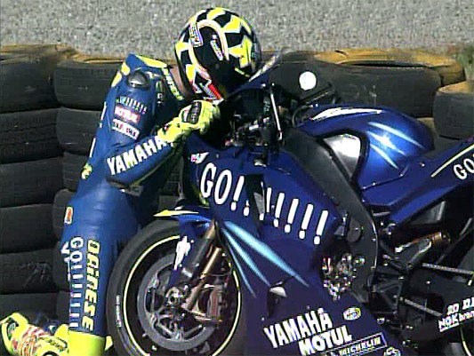 Ν. Αφρική 2004: Αγκαλιάζει τη Μ1 στιγμές μετά την πρώτη του νίκη στον πρώτο του αγώνα με τη Yamaha