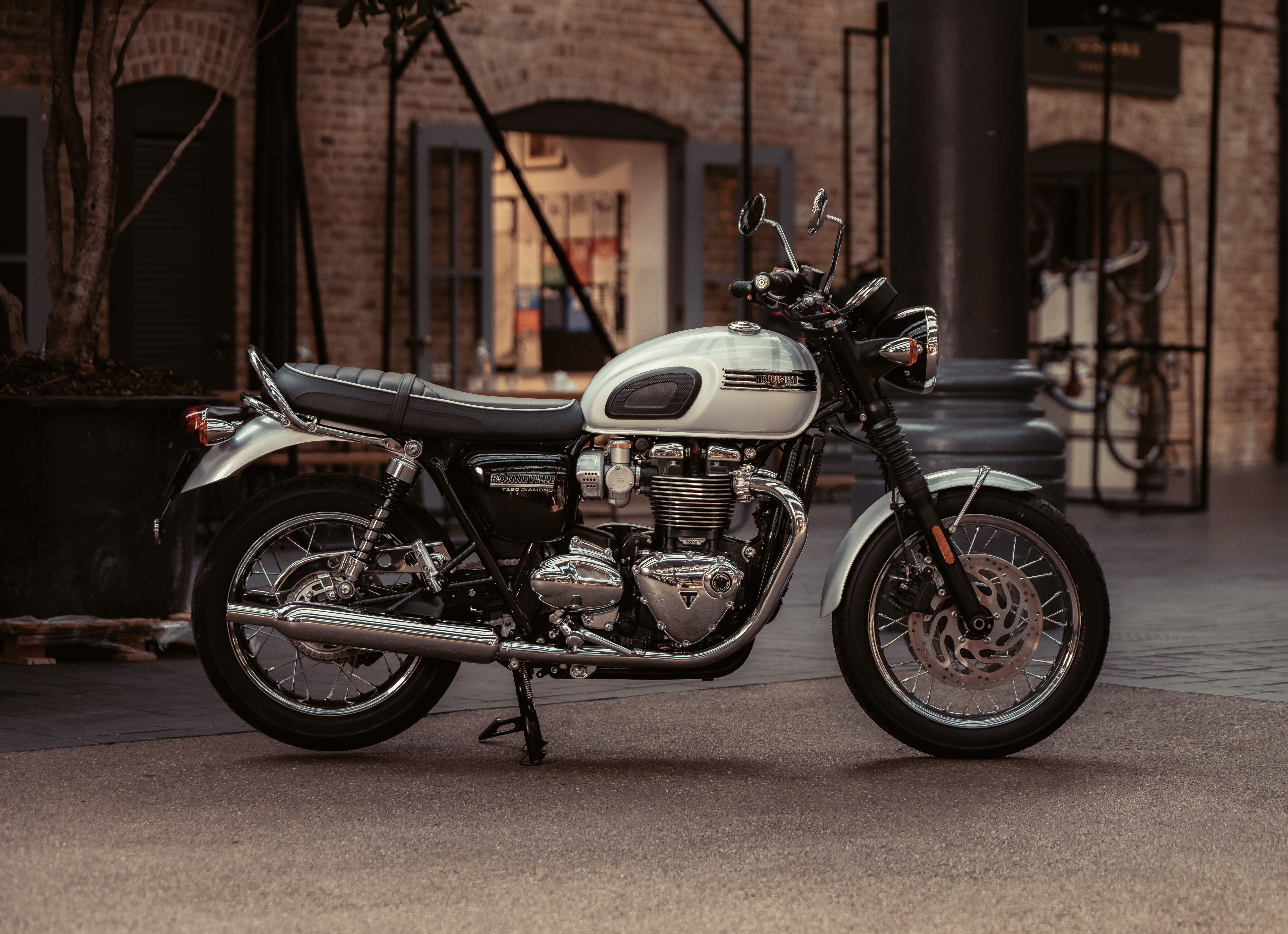 Три ум. Мотоцикл Triumph Bonneville t120. Triumph Bonneville три метра над уровнем. Triumph Bonneville 1953 г.. Триумф Бонневиль т100.